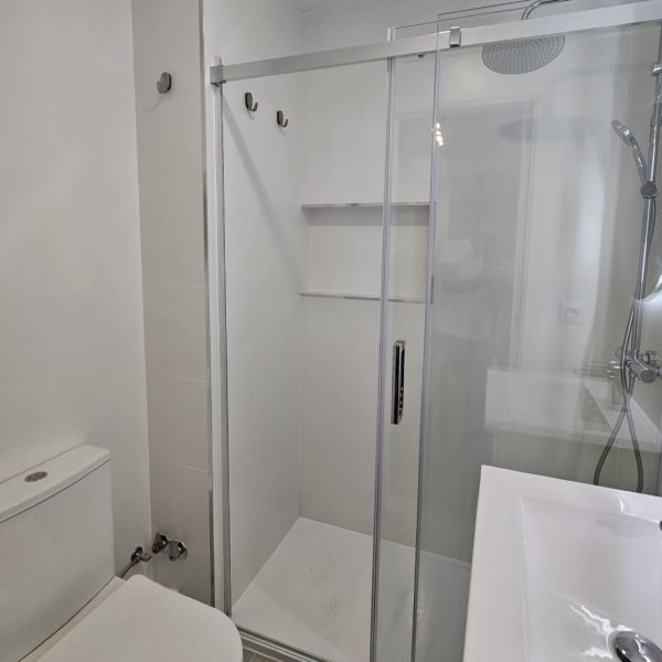 Baños reformados: ducha de obra y espejo LED