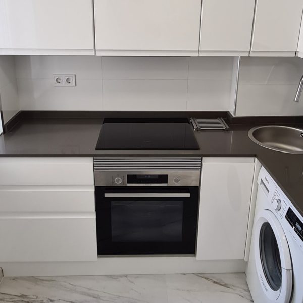 Cocina blanca con encimera oscura
