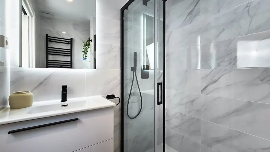 Baño en Tetuán con mármol negro y gris