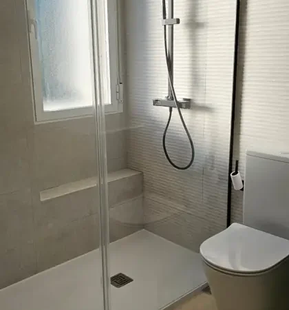 Baño en Villanueva del Pardillo con ducha y mueble verde