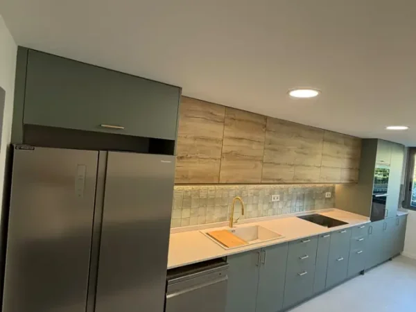 Cocina verde y roble terminada