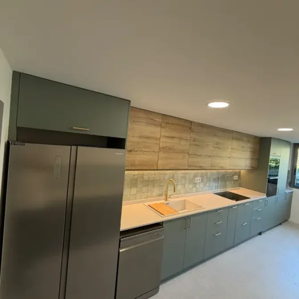 Cocina verde y roble: del diseño a la realidad