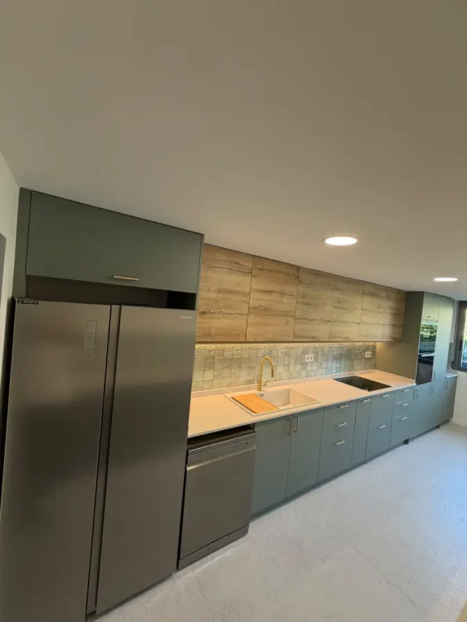 Cocina verde y roble terminada